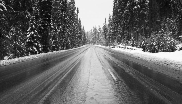 mountain pass winter road cascade range oregon PN85H2Z